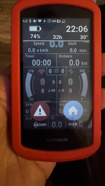 Close-up of a Garmin device screen displaying various metrics such as speed, distance, heart rate, and battery life in a red case.

Zbliżenie ekranu urządzenia Garmin wyświetlającego różne wskaźniki, takie jak prędkość, odległość, tętno i żywotność baterii w czerwonym etui.