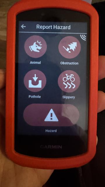 A handheld device displaying a "Report Hazard" screen with options for reporting animal, obstruction, pothole, and slippery hazards.

Ręczne urządzenie wyświetlające ekran "Zgłoś zagrożenie" z opcjami zgłaszania zagrożeń dla zwierząt, przeszkód, dziur i śliskich nawierzchni.