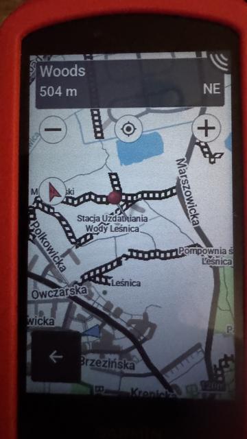 A GPS device screen displaying a map with labeled roads, a heading indicator pointing northeast, and a location marked as 504 meters away from "Woods."

Ekran urządzenia GPS wyświetlający mapę z oznaczonymi drogami, wskaźnikiem kierunku wskazującym na północny wschód i lokalizacją oznaczoną jako 504 metrów od "Woods".