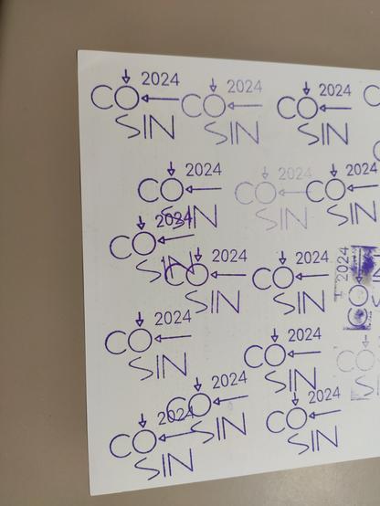 Ein weisses Blatt Papier, das überall in violett mit dem CoSin2024-Logo bestempelt ist.