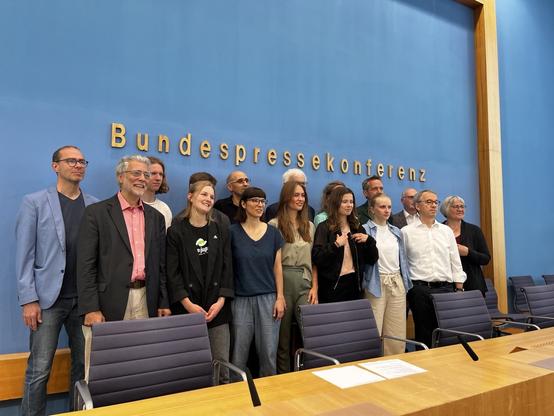 Die Kläger:innen auf der Bundespressekonferenz