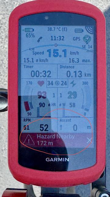 Close-up of a Garmin GPS cycling computer displaying biking metrics such as speed, time, distance, heart rate, and a hazard warning for 172 meters ahead.

Zbliżenie komputera rowerowego Garmin GPS wyświetlającego wskaźniki rowerowe, takie jak prędkość, czas, odległość, tętno i ostrzeżenie o zagrożeniach dla 172 metrów do przodu.
