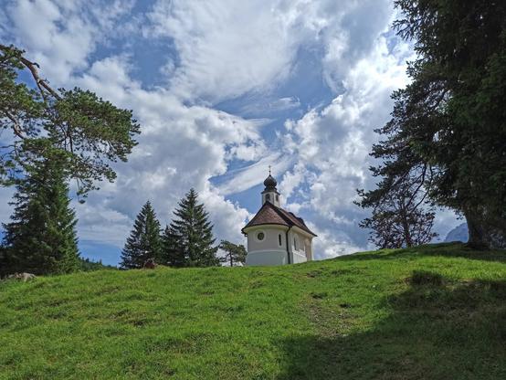 Kleine Kirche auf einem Hügel