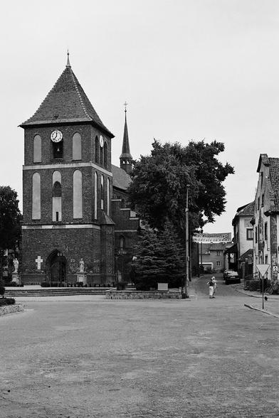 wieża gotyckiego kościoła, stare budynki, małomiasteczkowy klimat, cz-b / gothic church tower, old buildings, small town atmosphere, b&w
