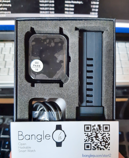Fotos einer Bangle.js Smartwatch in ihrer Verpackung