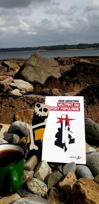 Couverture du livre de René Moustard, "Militant du sport populaire". Éditions Libertalia. Couverture de Bruno Bartkowiak.
La photo est prise dans une crique en Bretagne Nord. La mer est basse...
