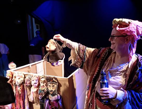 Die Schauspielerin mit ihren Puppen nach der Vorstellung.