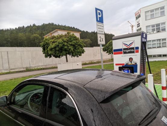 elektrisch angetriebener FIAT 500 Cinquecento LaPrima an einer Ladesäule
auf einem Autobahnrastplatz