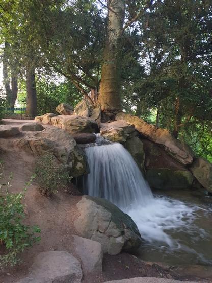 Petite cascade au bois de Boulogne