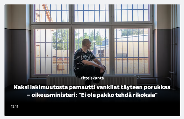 Kuvakaappaus Ylen etusivulta. Kuvassa vanki istuu ikkunalaudalla taustallaan kalteroitu suuri ikkuna. Ulkona näkyy vankilarakennuksia ja puita. 

Teksti: Kaksi lakimuutosta pamautti vankilat täyteen porukkaa - oikeusministeri: "Ei ole pakko tehdä rikoksia"