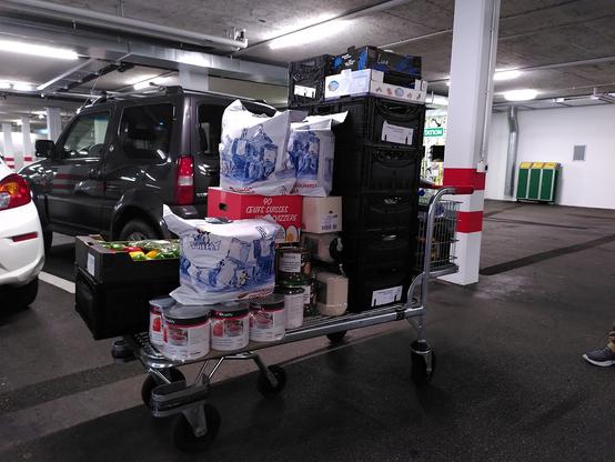 Ein sehr voll beladener Einkaufswagen beim Grosshändler.