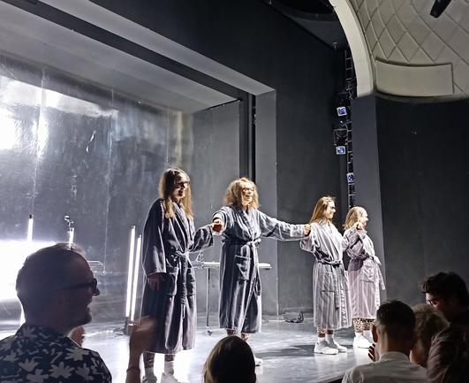 Die vier Schauspielerinnen verbeugen sich nach der Vorstellung