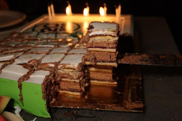 part de gâteau sur un couteau plat