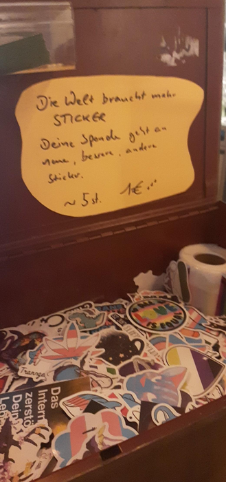 Die Welt braucht mehr Sticker ... Stickerbox wie sie schon lang im Strandcafe immer mal wieder hier - hier mit Schild "Die Welt braucht mehr Sticker, deine Spende geht an neue, bessere, andere Sticker.   ~ 5st. 1€+++"