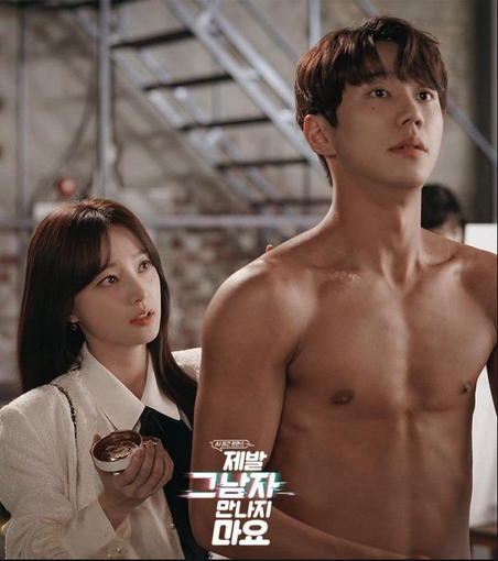 Song Ha Yoon and Lee Jun Young in a still from the 2020 South Korean drama "Please Don't Date Him"