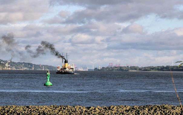 Eisbrecher "Stettin" auf der Elbe Richtung Hamburger Hafen.