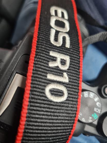 Umhängegurt bestickt mit EOS R10