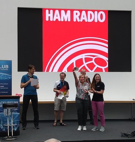 Foxoring-Siegerehrung der Kategorie WOM (Damen, lange Strecke) auf der #HAMRADIO Aktionsbühne
Foto: DL8DXW