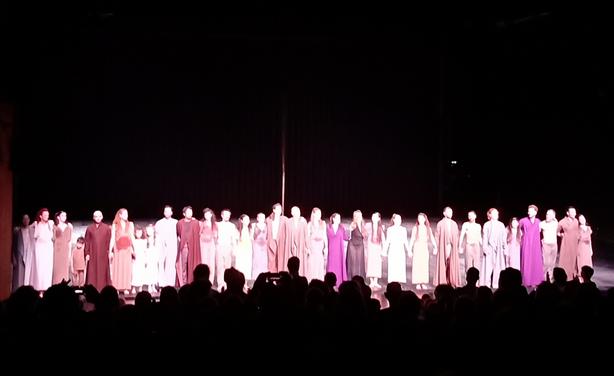 Die 30köpfige Compagnie verbeugt sich nach der Aufführung.