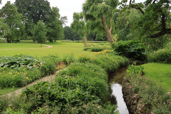 Fluss durch grüne Gartenanlage