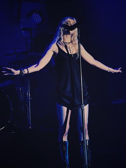The Pretty Reckless' Taylor Momson live on stage in Berlin, 2022.