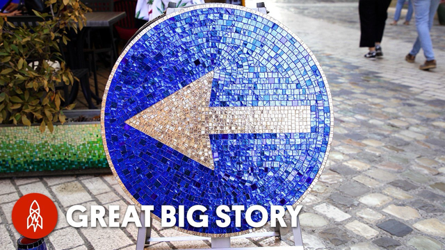 Un mosaico a forma di cartello stradale