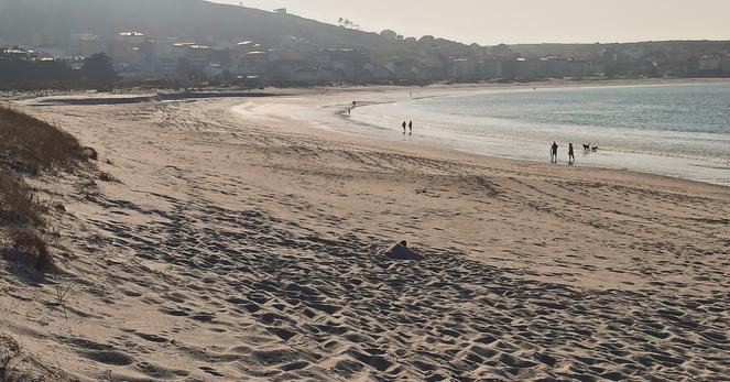 Una playa vacía al atardecer