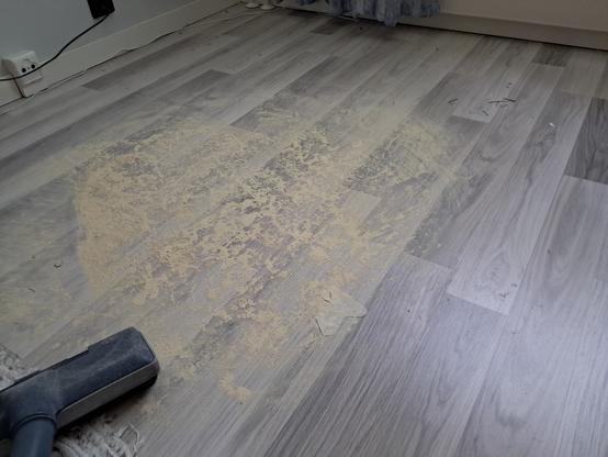 Maton pohjasta lattiaan jäänyttä keltaista putua