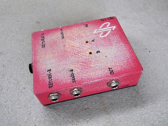 a red loop box pedal with two loops in series, controlled/switched by relays and trigger outputs of commercial switchers