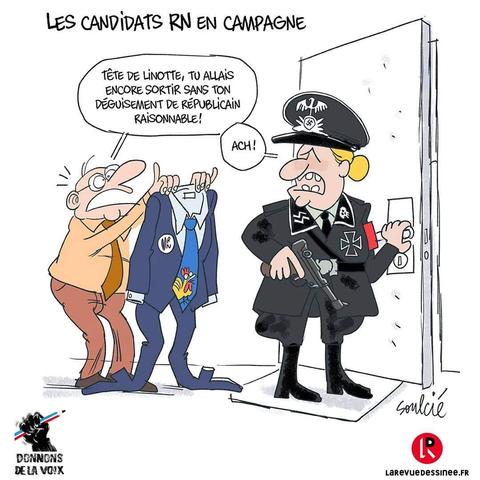 Une telle habillée en officier SS s'apprête à franchir une porte. Un homme lui tend un costume : "tête de linotte, tu allais encore sortir sans ton déguisement de républicain raisonnable !". La femme répond sobrement "Ach !"