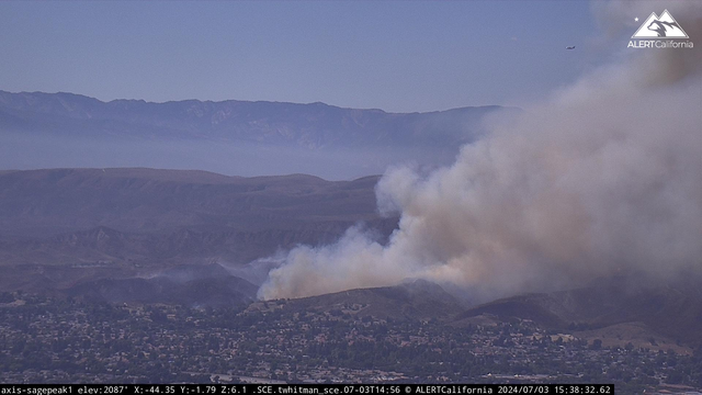 Large amount of smoke billowing over Simi Valley, California