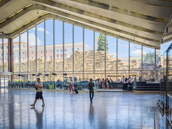 Mura Serbia e viste dall’atrio della Stazione di Roma Termini