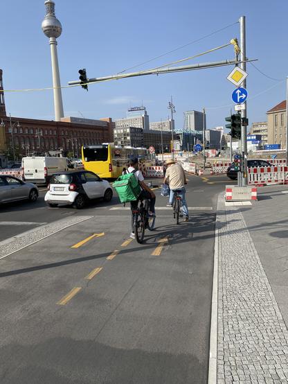 Berlin doppelspuriger Radweg der Rechtsabbieger auf die linke Spur führt, die dann die geradeaus Fahrenden auf der rechten Spur kreuzen müssen... Unfälle vorprogrammiert