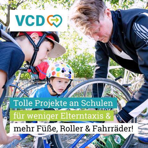 Das Bild zeigt einen Lehrer und zwei Schulkinder, die gemeinsam ein Fahrrad reparieren. Oben ist das VCD-Logo zu sehen, unten steht: "Tolle Projekt an Schulen. Für weniger Elterntaxis und mehr Füße, Roller und Fahrräder!"