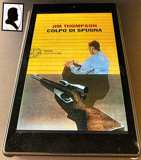 La foto ritrae la copertina digitale del libro con una elaborazione grafica di due immagini: quella fra un uomo seduto con le mani incrociate su un ginocchio e un fucile con tanto di mirino nella seconda.