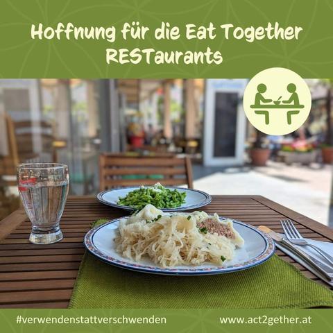 Gedekter Tisch mit Essen und ein Glas Wasser. www.act2gether.at