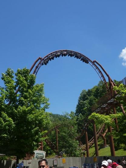 Looping-Achterbahn "Tennessee Tornado" von Arrow - und dafür läuft sie sehr angenehm. Typische Bahn aus der Zeit des "Looping Craze": Lift > Drop > mehrmals kopfüber > Schlussbremse. Aber macht Spass. Schiene und Supports braun.