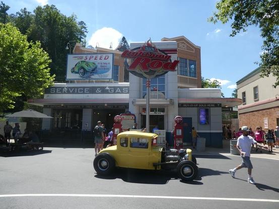 Tolle Station von "Lightning Rod" im Stil eine Tankstelle der 50er/60er Jahre mit geparkten Musclecars davor.