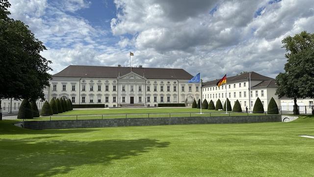 Das Schloß Bellevue in Berlin, der erste Dienstsitz des Bundespräsidenten, im Sonnenschein