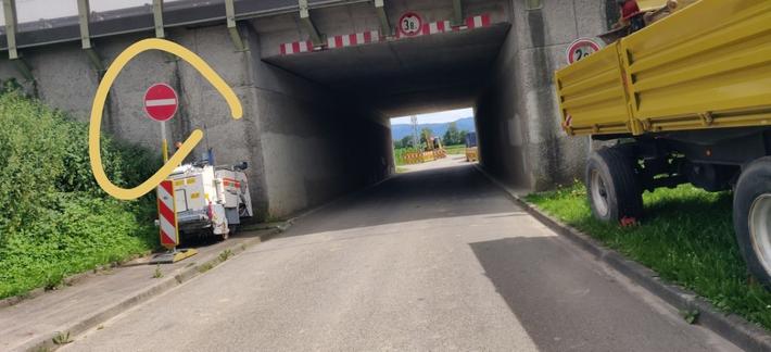 Weißwr Querstrich vor einer Brücke unter der Autobahn: Einfahrt verboten