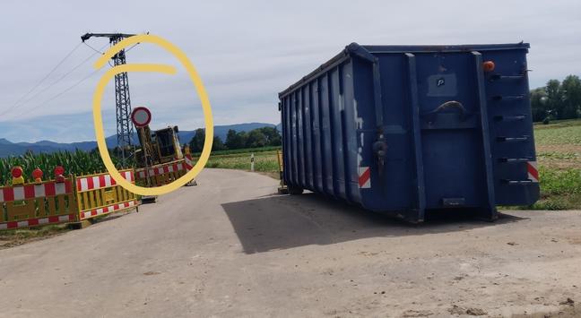 Baustellenzeugs und ein Schild Verbot für Fahrzeuge aller Art
