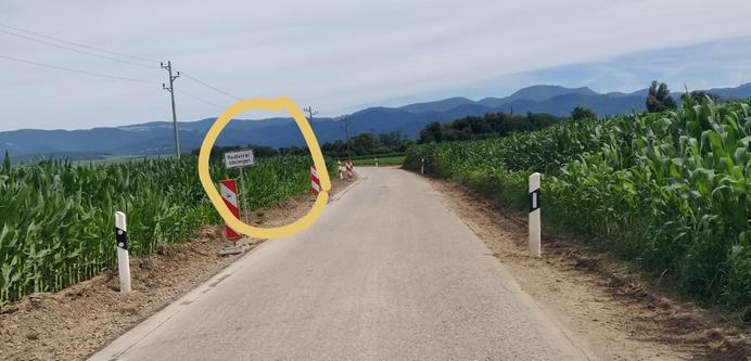Ein mitten im Baustellenbereich stehendes Zusatzschild (aber nix oben drüber) "Radfahrer absteigen"