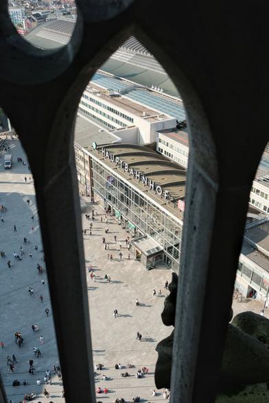 Blick von einer der Balustraden auf den Kölner Hauptbahnhof hinab
