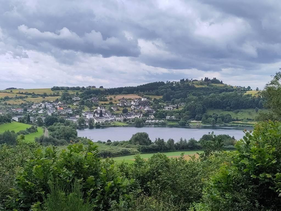 Blick auf eines der drei Dauner Maare
