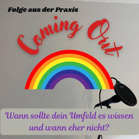 Auf dem Regenbogen ist der Schriftzug Coming Out zu lesen. Im hellen Hintergrund lässt sich ein Mikrofon in der rechten unteren Ecke erkennen.