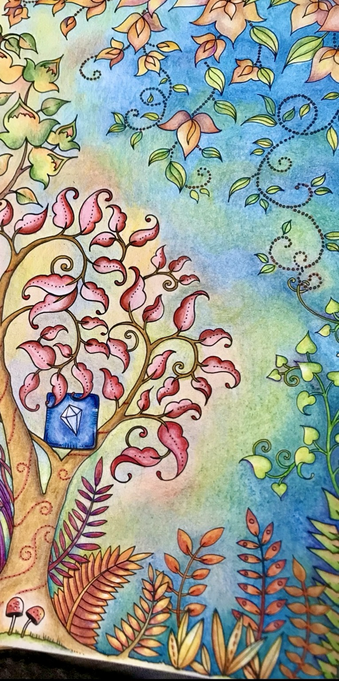 Mit Buntstiften ausgemalte Zeichnung eines Baums