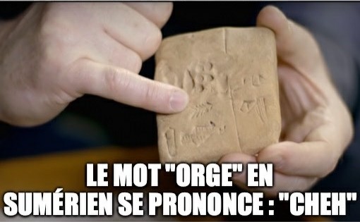Un spécialiste montrant une tablette d'argile 
 

Texte en surimpression "le mot 'orge' em sumérien se prononce 'cheh' "