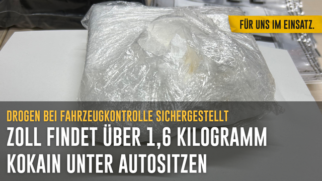 Bild: Auf einer Waage liegt einer der zwei gefundenen Kokainblöcke.
Text: Drogen bei Fahrzeugkontrolle sichergestellt/Toll findet über 1,6 Kilogramm Kakain unter Autositzen