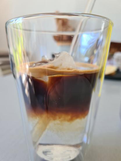 Ein Espresso Tonic im Glas mit Glasstrohhalm