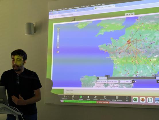 Geert demonstrates a geolocated, dynamic network visualization.
